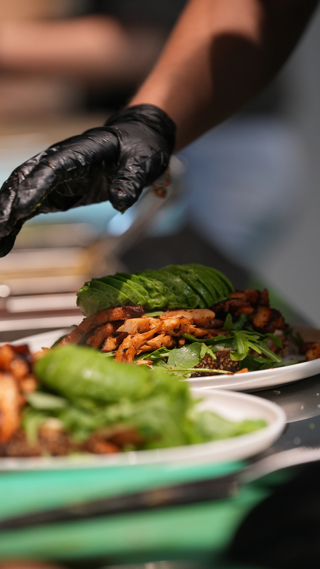 Chef bereidt een gerecht met verse ingrediënten