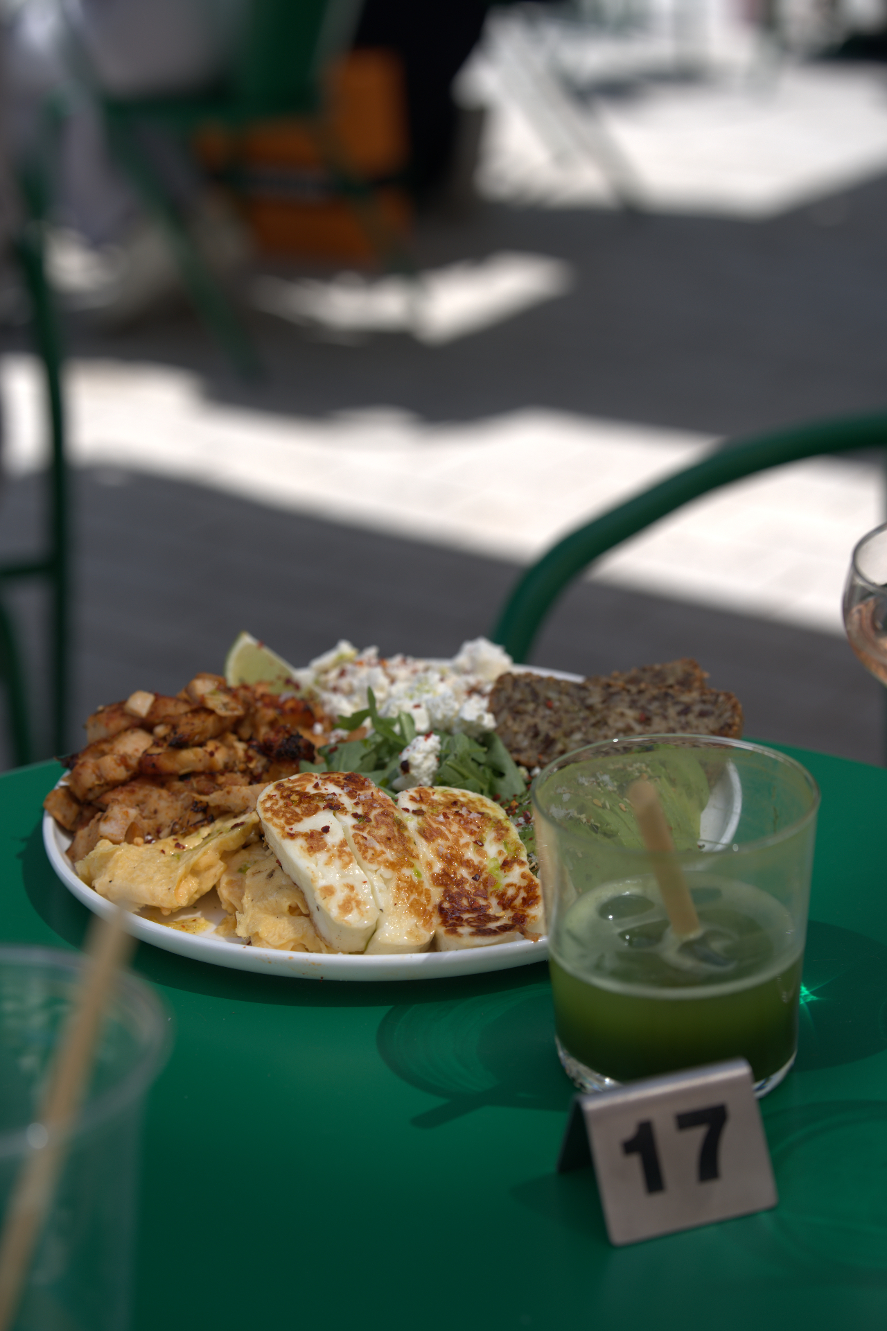 Eigentijds gerecht met gegrilde halloumi, kip en frisse salade